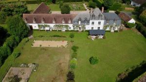 una vista aérea de una casa grande con un patio grande en Domaine de Bel Ebat, en Paucourt