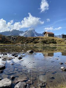 een huis op een heuvel met een berg bij Haus Bergwind in Sankt Leonhard im Pitztal