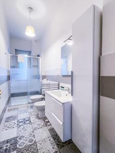 La salle de bains est pourvue d'un lavabo et d'une douche. dans l'établissement MYHOUSE INN MARCHE - Affitti Brevi Italia, à Turin