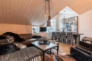 ein Wohnzimmer mit einem Sofa und einem Esszimmer in der Unterkunft Fjällnära Skilodge 19 in Sälen