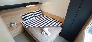 Mobile Homes Istria - Brioni Pula في بولا: سرير صغير عليه دمية دب