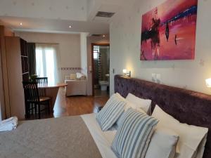 ein Schlafzimmer mit einem großen Bett mit Kissen in der Unterkunft Grand Olympic Hotel Loutraki in Loutraki
