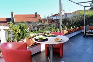 a patio with a table and chairs on a balcony at la casa gastounette in Maiorca