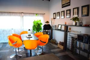 un comedor con sillas naranjas y una mesa en la casa gastounette, en Maiorca