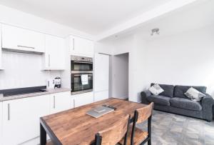 A kitchen or kitchenette at The Linden Grove Apartments