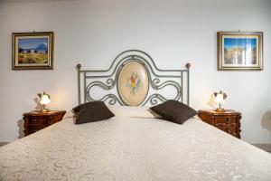 Un pat sau paturi într-o cameră la Villa Fontana