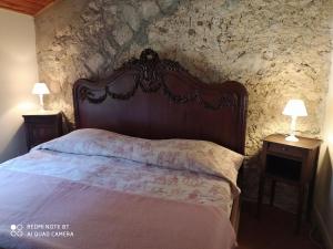 una camera con un letto e due comodini con lampade di La grande maison dans la prairie a Caille