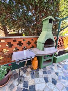 un horno de pizza sentado en la parte superior de un patio en Apartments Stošić, en Rovinj