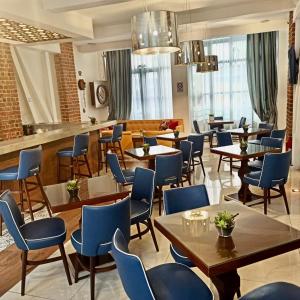 een restaurant met tafels en stoelen en een bar bij Augustos in Thessaloniki