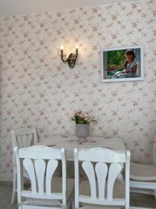 a dining room with a table and a picture on the wall at Willa Pan Tadeusz in Łeba