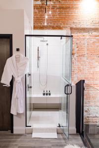 Koupelna v ubytování 48 King West Boutique Hotel
