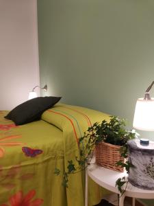 Un dormitorio con una cama con una sombrilla negra. en Appartamento Salvia in centro en Ascea