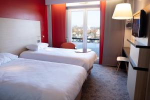 Un pat sau paturi într-o cameră la ibis Styles Saint Dizier