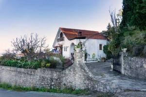 A garden outside Villa Mitsa with stunning view on the Argassi hill