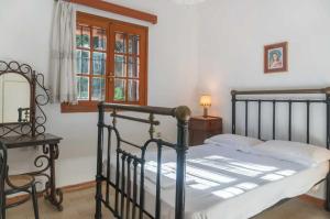 En eller flere senge i et værelse på Villa Mitsa with stunning view on the Argassi hill