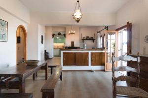 A kitchen or kitchenette at Villa Mitsa with stunning view on the Argassi hill