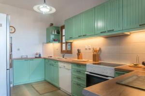 A kitchen or kitchenette at Villa Mitsa with stunning view on the Argassi hill