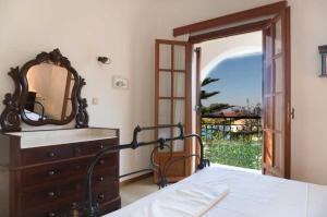 A bed or beds in a room at Villa Mitsa with stunning view on the Argassi hill