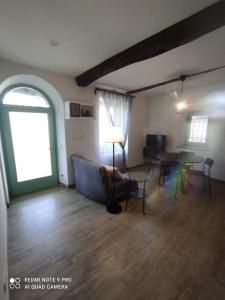 a living room with a couch and a table at LA CASITA in Orvieto