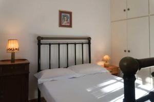 A bed or beds in a room at Villa Mitsa with stunning view on the Argassi hill