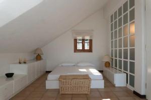 A bed or beds in a room at Villa Mitsa with stunning view on the Argassi hill