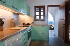 A kitchen or kitchenette at Villa Mitsa with stunning view on the Argassi hill