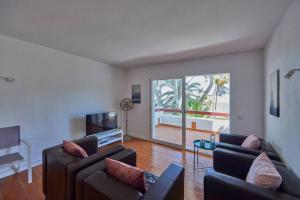 ein Wohnzimmer mit 2 Sofas und einem TV in der Unterkunft Nura Houses Apartment Magaluf 2 in Magaluf