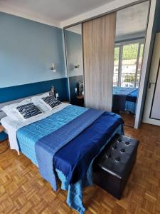 ラヴラネにあるAu pays d'Olmesの青い壁のベッドルーム1室(大型ベッド1台付)