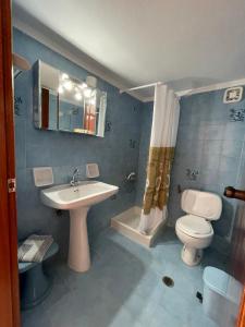 La salle de bains bleue est pourvue d'un lavabo et de toilettes. dans l'établissement Aeolos Apartments Kolymbari, à Kolymbari