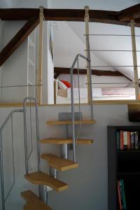 - un escalier en colimaçon dans une chambre avec des lits superposés dans l'établissement Der kleine Globetrotter, à Monschau