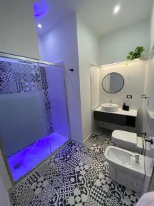 La salle de bains est pourvue d'une douche, de toilettes et d'un lavabo. dans l'établissement Duomo Rooms b&b, à Lentini