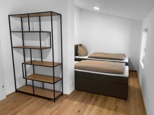 旧明斯特Traum Panorama Apartment mit Berg & Seeblick的客房设有两张双层床和书架。