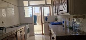 een keuken met een spoelbak en een aanrechtblad bij Appartement quiet sympa Rabat in Rabat