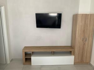 En TV eller et underholdningssystem på appartamento Nember