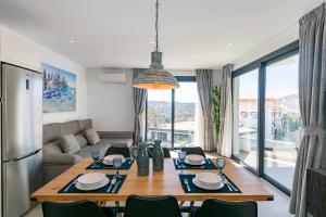 cocina y sala de estar con mesa y sillas en Spacious apartment in Cómpeta, en Cómpeta