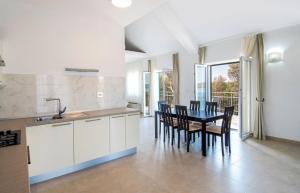 a kitchen and dining room with a table and chairs at Bijaka Villas&apartments in Milna