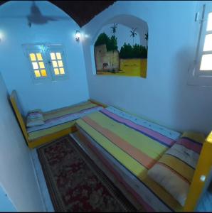 Postel nebo postele na pokoji v ubytování Aziza House