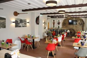 ห้องอาหารหรือที่รับประทานอาหารของ Hotel Miriquidi