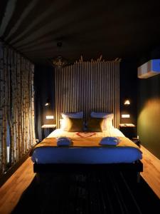 Tempat tidur dalam kamar di Le Cocon du Domaine des Ecus d'Or
