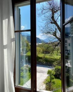 ein Fenster mit Bergblick in der Unterkunft Villa Streintz in Millstatt