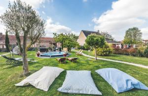 twee tenten op het gras naast een zwembad bij Au Domaine Fresnois in Fresnes-lès-Montauban