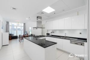 Kuchyň nebo kuchyňský kout v ubytování Dream Inn Apartments - Royal Bay Palm Jumeirah