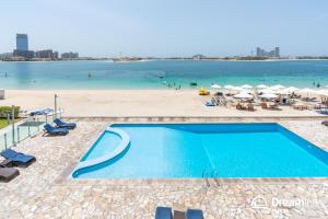 Bazén v ubytování Dream Inn Apartments - Royal Bay Palm Jumeirah nebo v jeho okolí