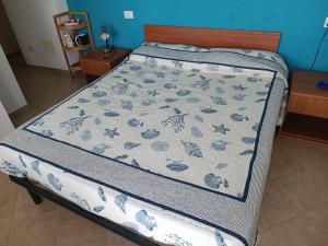 Una cama en un dormitorio con una manta. en affittacamere nuova Vandiris, en Manarola