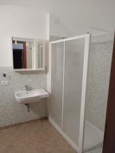 un bagno con doccia e lavandino di affittacamere nuova Vandiris a Manarola