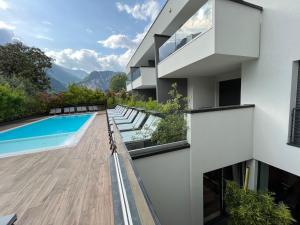 Bazén v ubytování Riva Lake Lodge nebo v jeho okolí