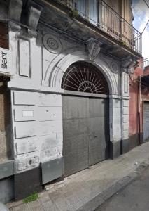 ein Gebäude mit einer Tür auf der Straßenseite in der Unterkunft Agata Blu in Catania