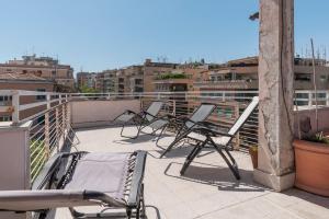 Un balcón o terraza en Piazza Bologna Terrace Apartment with Parking