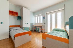 1 dormitorio con 2 camas y escritorio. en Piazza Bologna Terrace Apartment with Parking en Roma