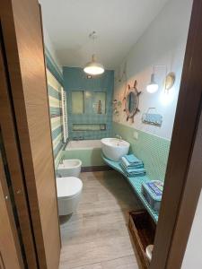y baño con 2 lavabos, aseo y bañera. en L'Uliveto, en Santo Stefano di Magra
